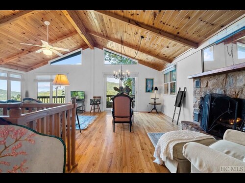 Stunning panoramic mountain views-close to town!