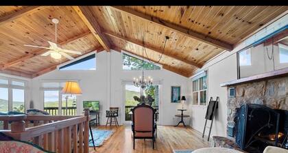 Stunning panoramic mountain views-close to town!