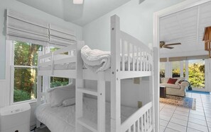 3 bedrooms, iron/ironing board, bed sheets - Stunning panoramic mountain views-close to town! (Highlands)