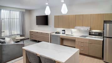 Studio Suite, 2 Queen Beds | Living area