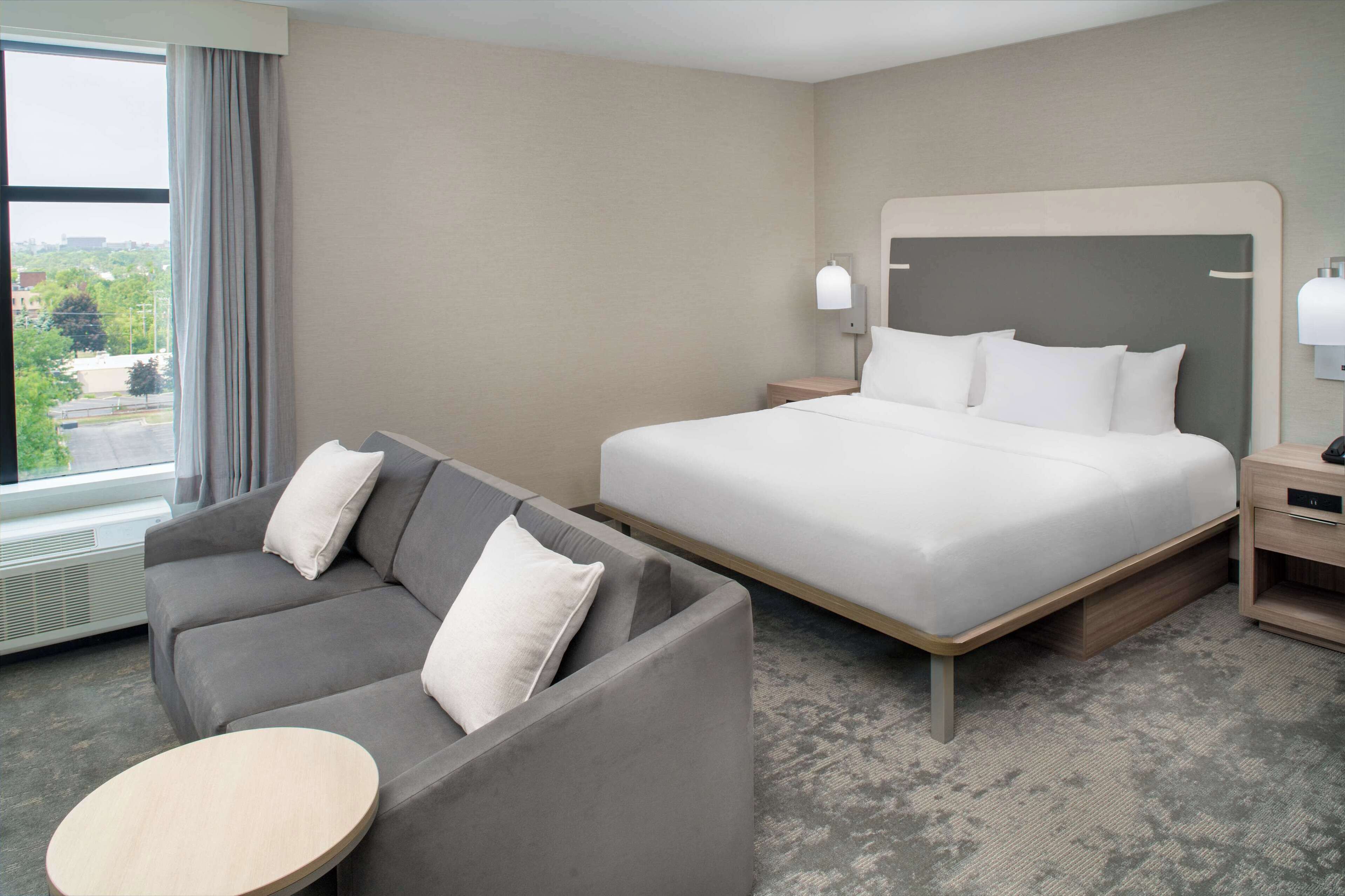 55-英寸液晶电视 （配备卫星频道）、电视