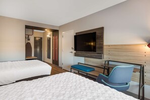 Kamer, 2 queensize bedden (Hearing) | Een bureau, verduisterende gordijnen, een strijkplank/strijkijzer