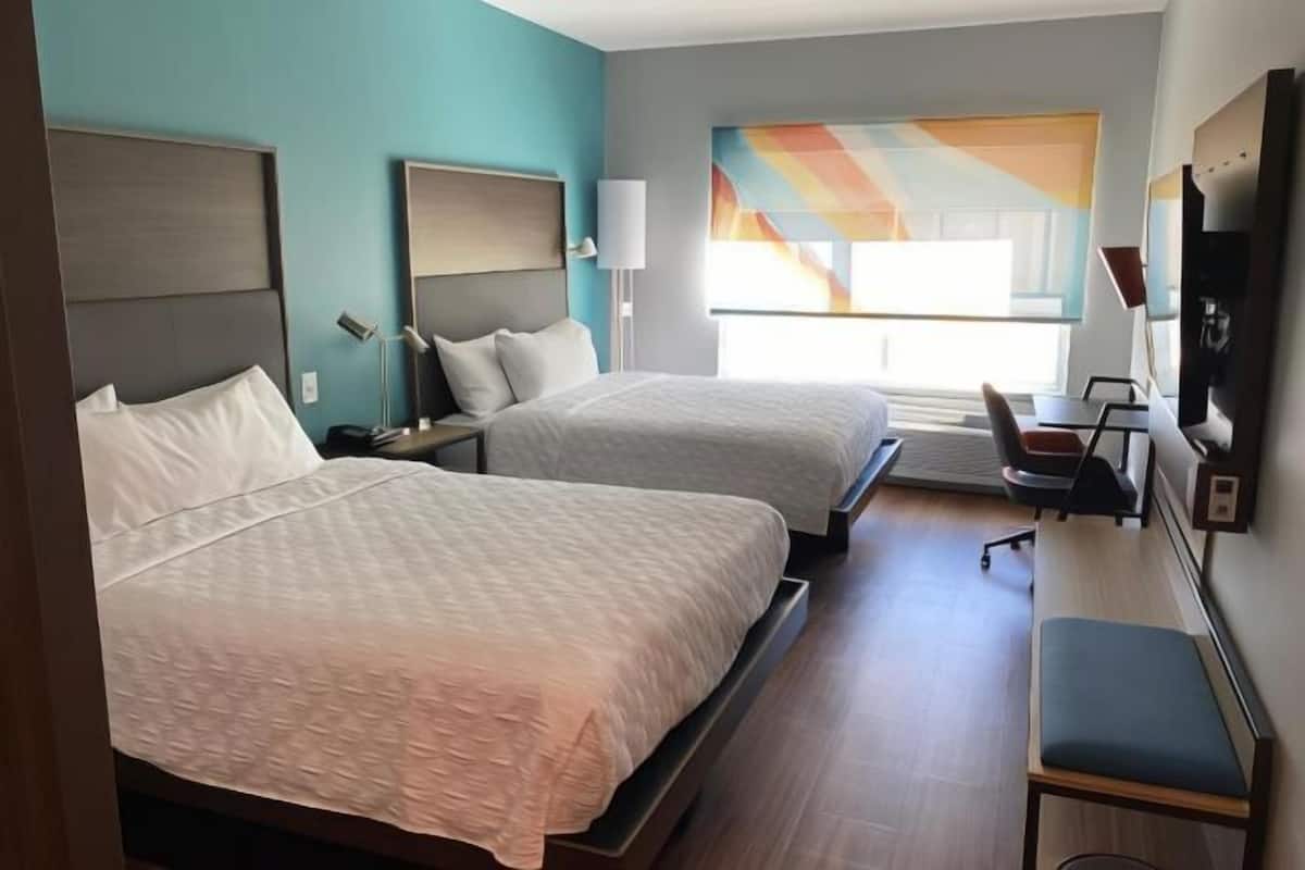 Escrivaninha, cortinas blackout, ferros/tábuas de passar roupa