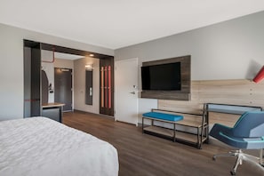 Chambre, 1 très grand lit (Roll-In Shower) | Bureau, rideaux d’obscurcissement, fer et planche à repasser