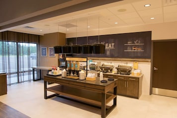 Buffet déjeuner gratuit tous les jours