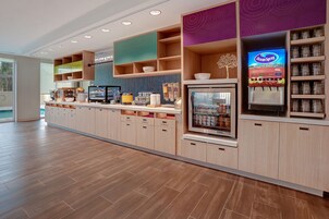 Café da manhã com buffet grátis todos os dias