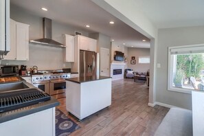 Fridge, microwave, oven, stovetop - NEW Super Clean 3 Bed / 2 Bath Home - Fully Loaded (San Diego)