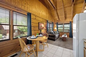 Televisión, chimenea y oficina 