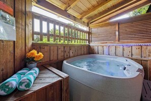 Indoor spa tub