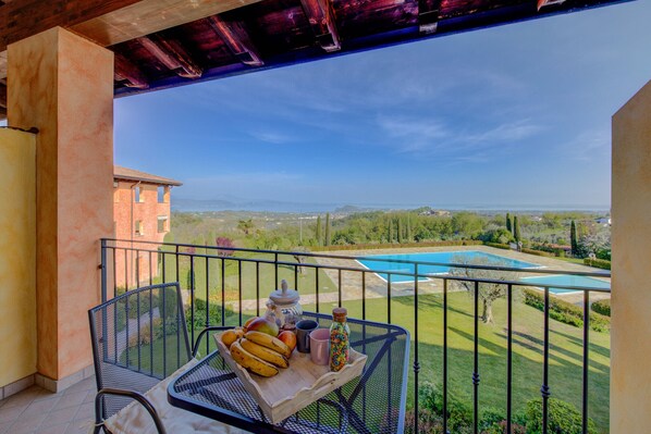 Outdoor dining - Borgo Alto By Bookinggardalake (Puegnago sul Garda)