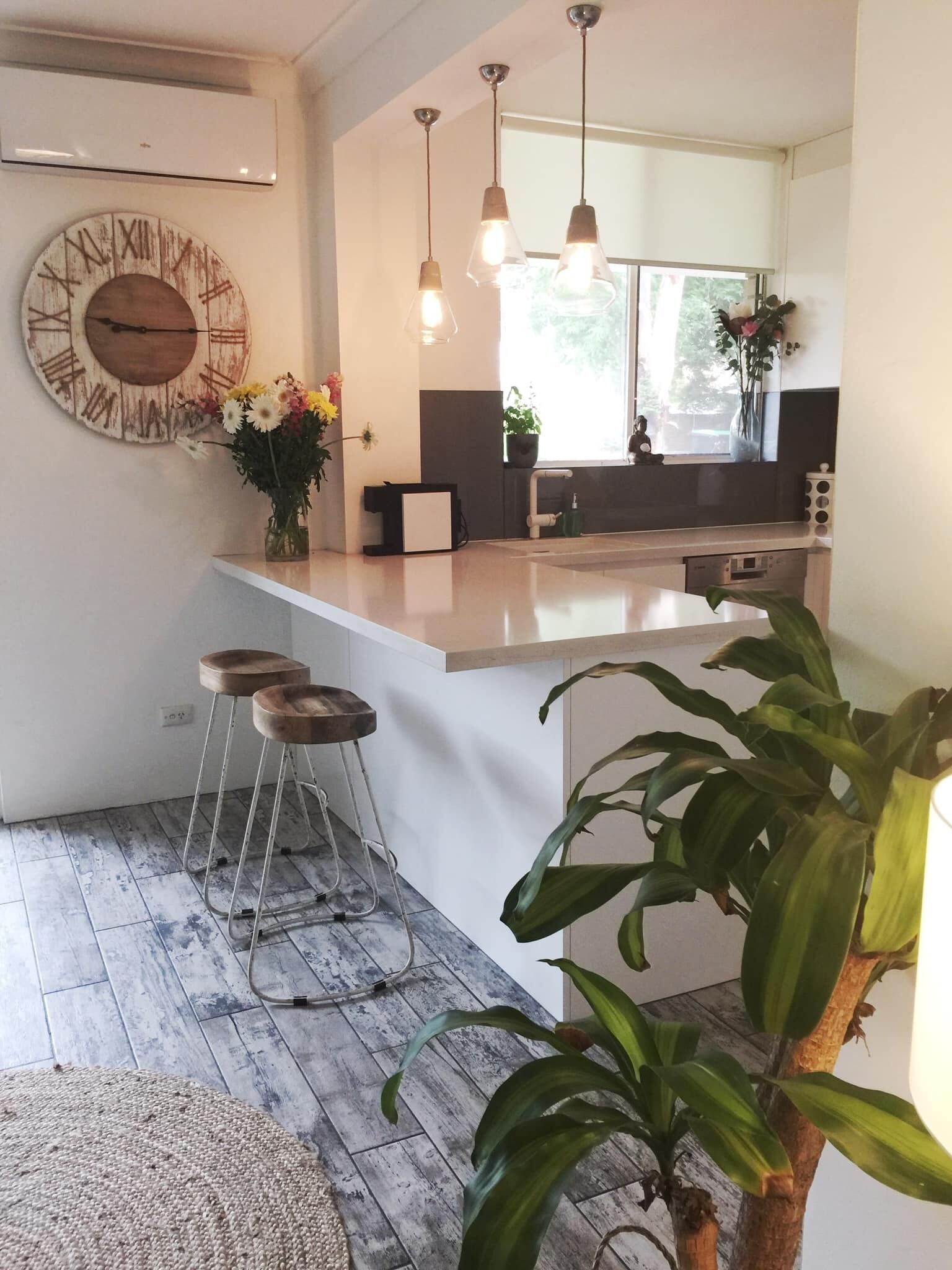 Chic designer garden apartment moments from beach! — image 5