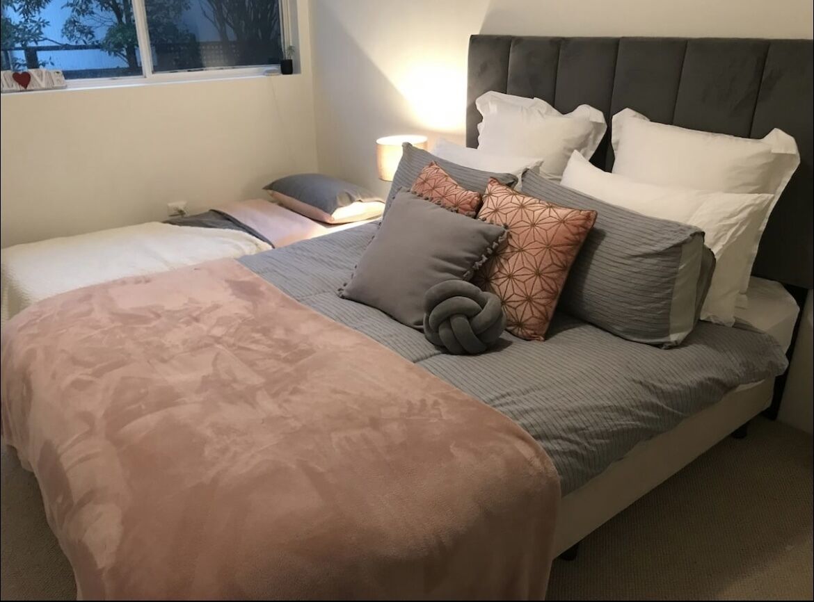 Chic designer garden apartment moments from beach! — image 11