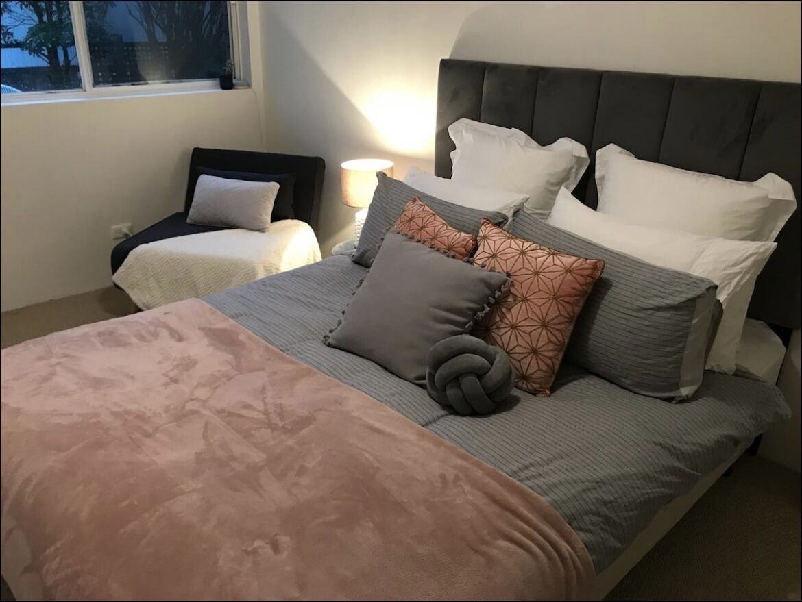 Chic designer garden apartment moments from beach! — image 10