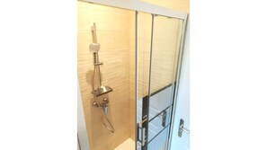 Douche, sèche-cheveux, serviettes fournies, savon