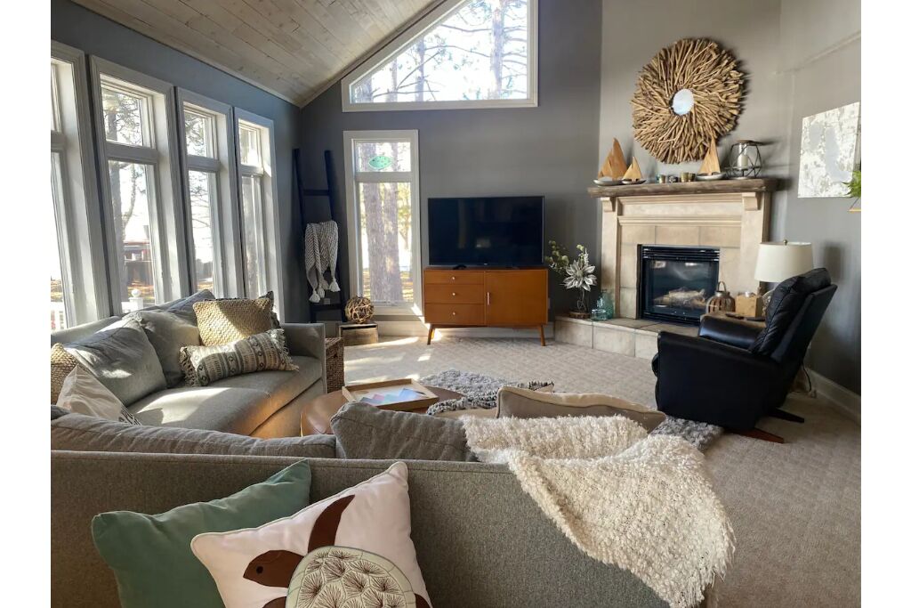 Big Pine Lake Private Retreat - 200ft of Lakeshore to Enjoy!
