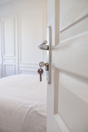 3 chambres, bureau, chambres insonorisées, fer et planche à repasser