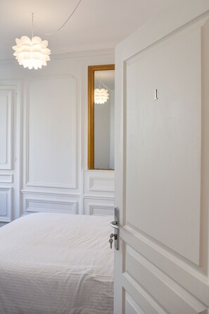 3 chambres, bureau, chambres insonorisées, fer et planche à repasser