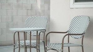 Deux chaises à motif chevrons et une petite table ronde.
