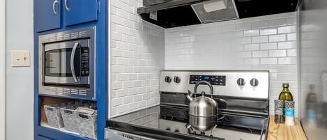 Een koelkast, een microgolfoven, een oven, een kookplaat