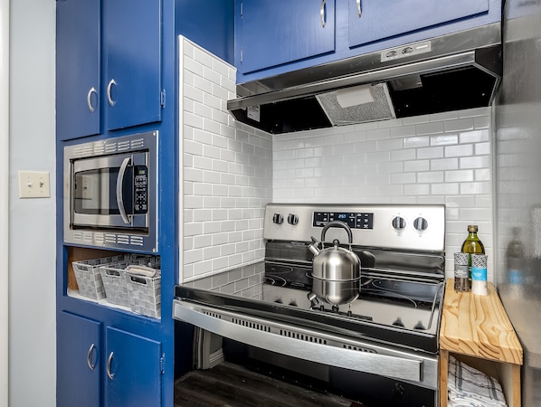 冷蔵庫、電子レンジ、オーブン、コンロ