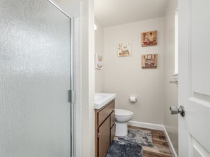Une petite salle de bain comprenant des toilettes, un lavabo et des éléments décoratifs sur les murs.