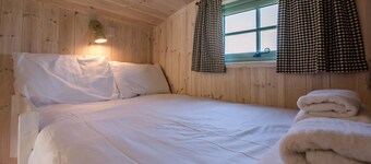 Honeysuckle Farm Hut 1 - Suffolk Farm Holidays