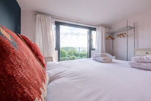 Maison (3 Bedrooms) | 3 chambres, espace de travail pour ordinateur portable, draps fournis