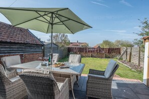 Outdoor dining - Lovely South-facing Garden, Close to Beach, Aldeburgh (Aldeburgh)