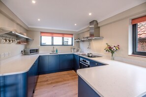 Maison (3 Bedrooms) | Cuisine privée | Un four, surface de cuisson, lave-vaisselle, vaisselle et ustensiles