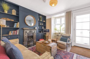 Fernseher, Kamin, DVD-Player, Bücher