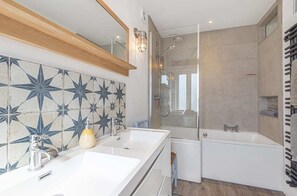 Bathtub, hair dryer, towels - Seagrass Cottage Southwold Air Manage Suffolk (Reydon)