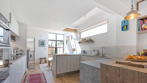 Coffee/tea maker, fridge, microwave, oven - Seagrass Cottage Southwold Air Manage Suffolk (Reydon)