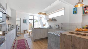 Lemari es, microwave, oven, dan kompor