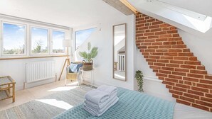 3 bedrooms, laptop workspace, iron/ironing board, travel cot - Seagrass Cottage Southwold Air Manage Suffolk (Reydon)