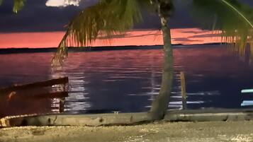 Plage à proximité, chaise longue, serviettes de plage
