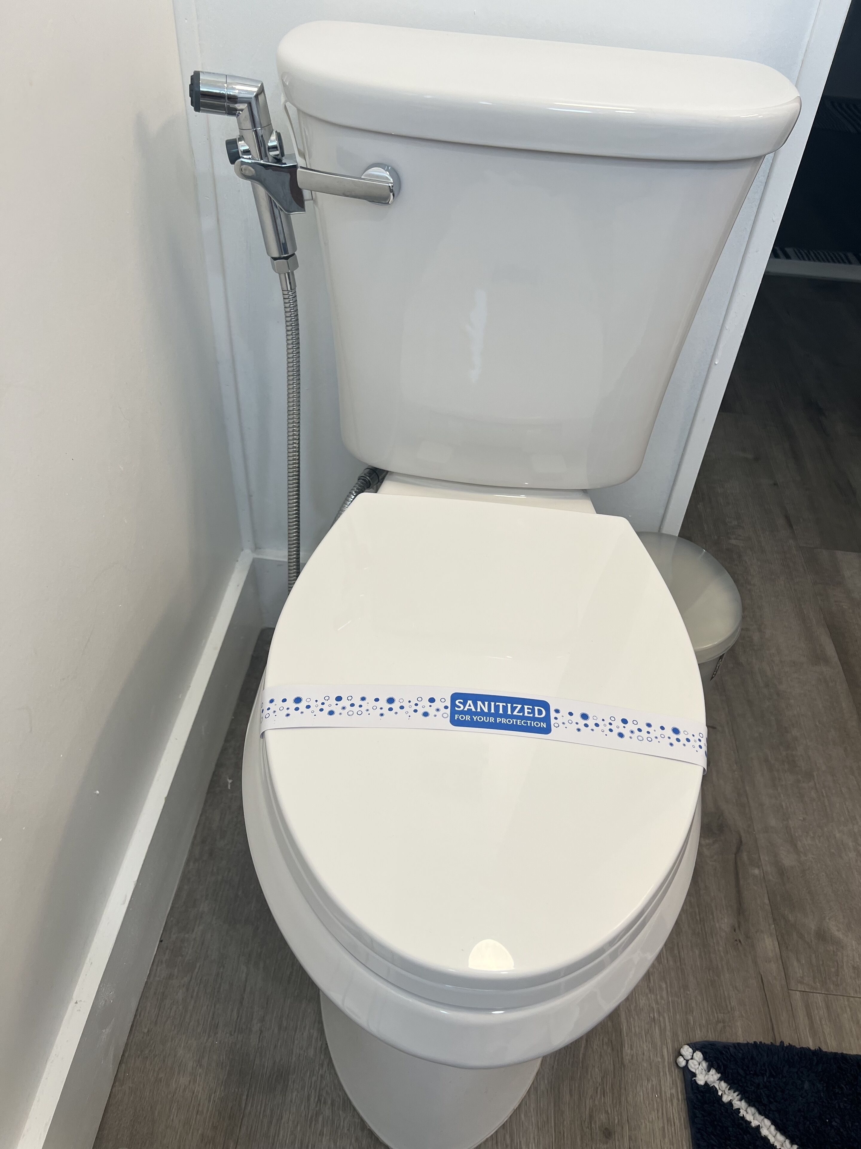 Des toilettes blanches avec un autocollant indiquant : « DÉSINFECTÉES POUR VOTRE SÉCURITÉ ».