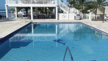 Utomhuspool och uppvärmd pool