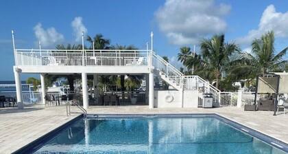 Great location -pool-boat ramp-marina-golf cart