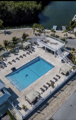 Great location -pool-boat ramp-marina-golf cart 