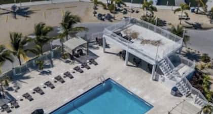 Great location -pool-boat ramp-marina-golf cart