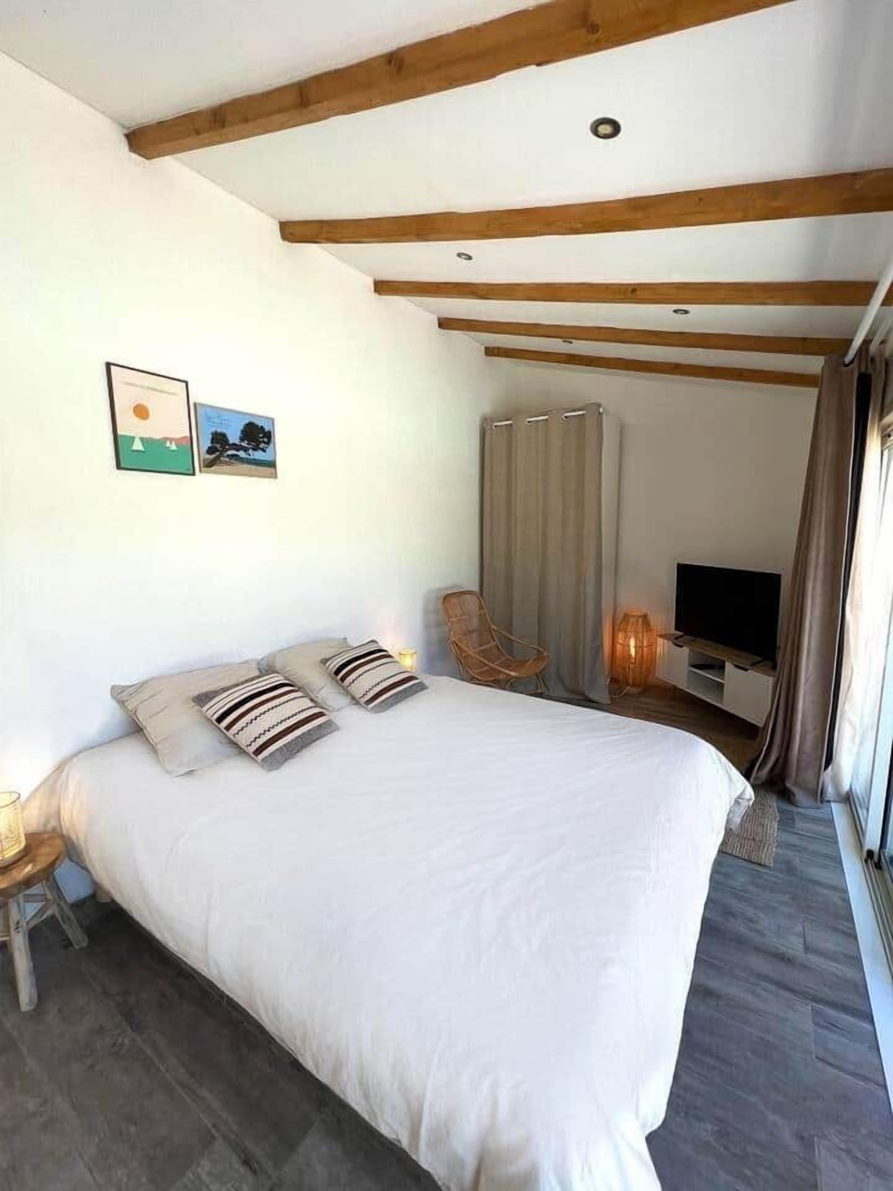 6 bedrooms, iron/ironing board, WiFi, bed sheets