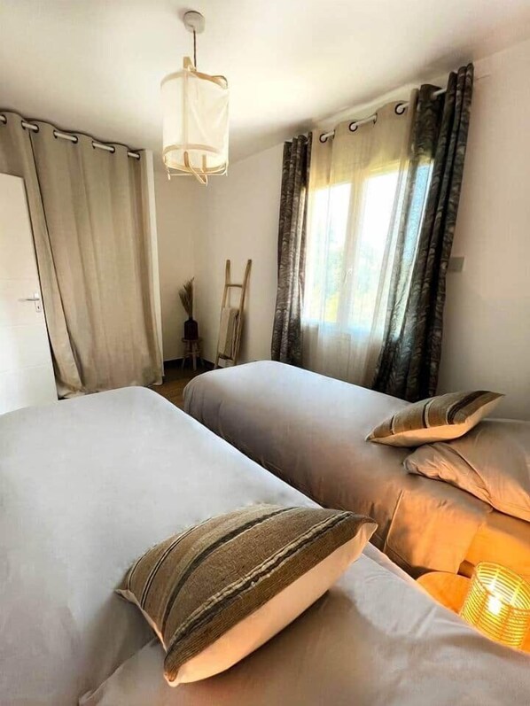 6 bedrooms, iron/ironing board, WiFi, bed sheets