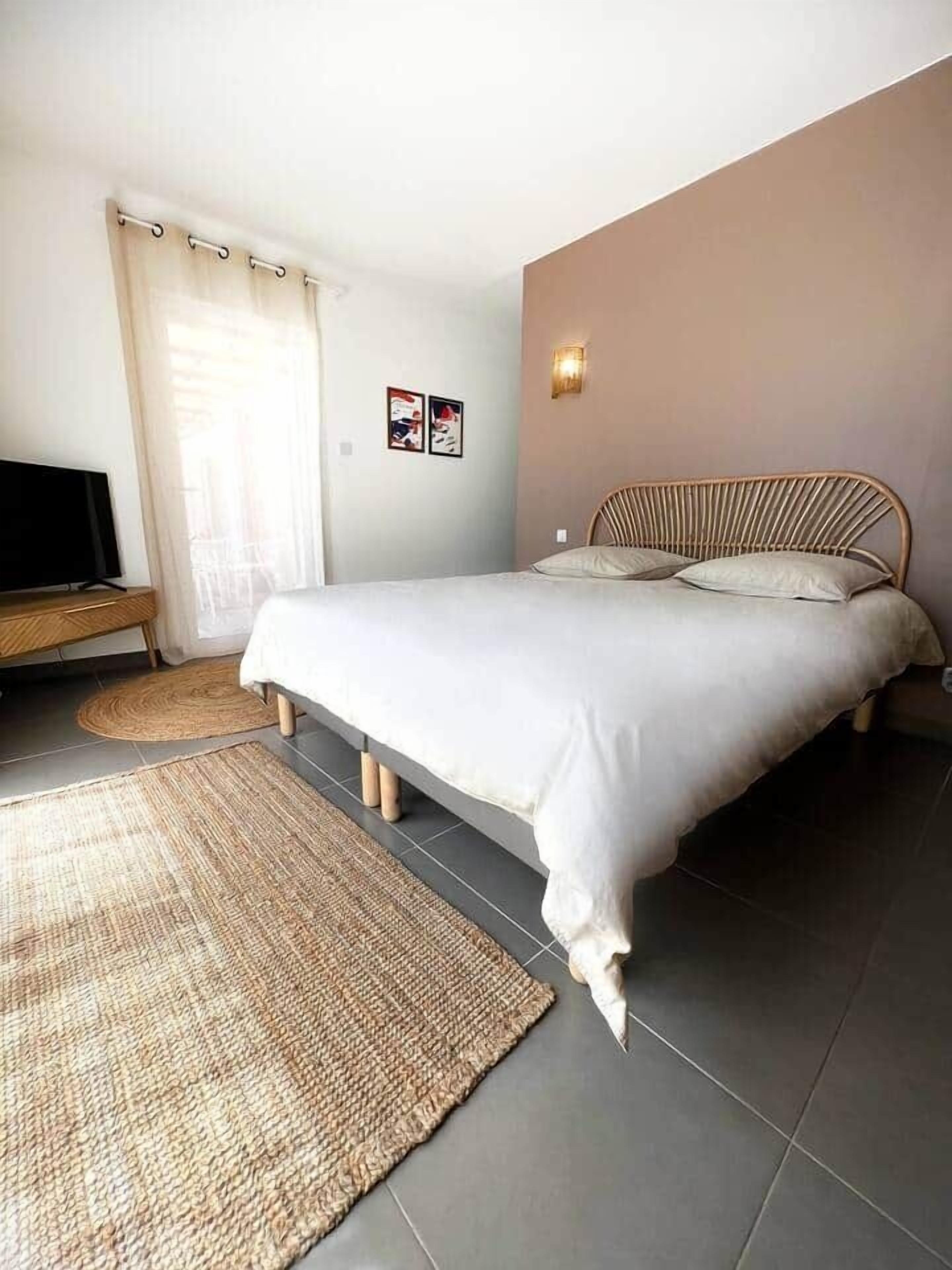 6 chambres, fer et planche à repasser, Wi-Fi, draps fournis