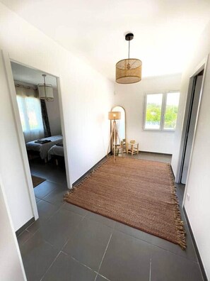 6 bedrooms, iron/ironing board, WiFi, bed sheets