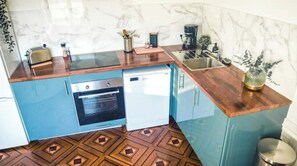 KĂŒhlschrank, Mikrowelle, Ofen, Herdplatte