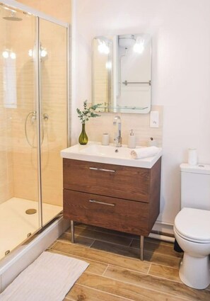 Een douche, een haardroger, handdoeken, zeep