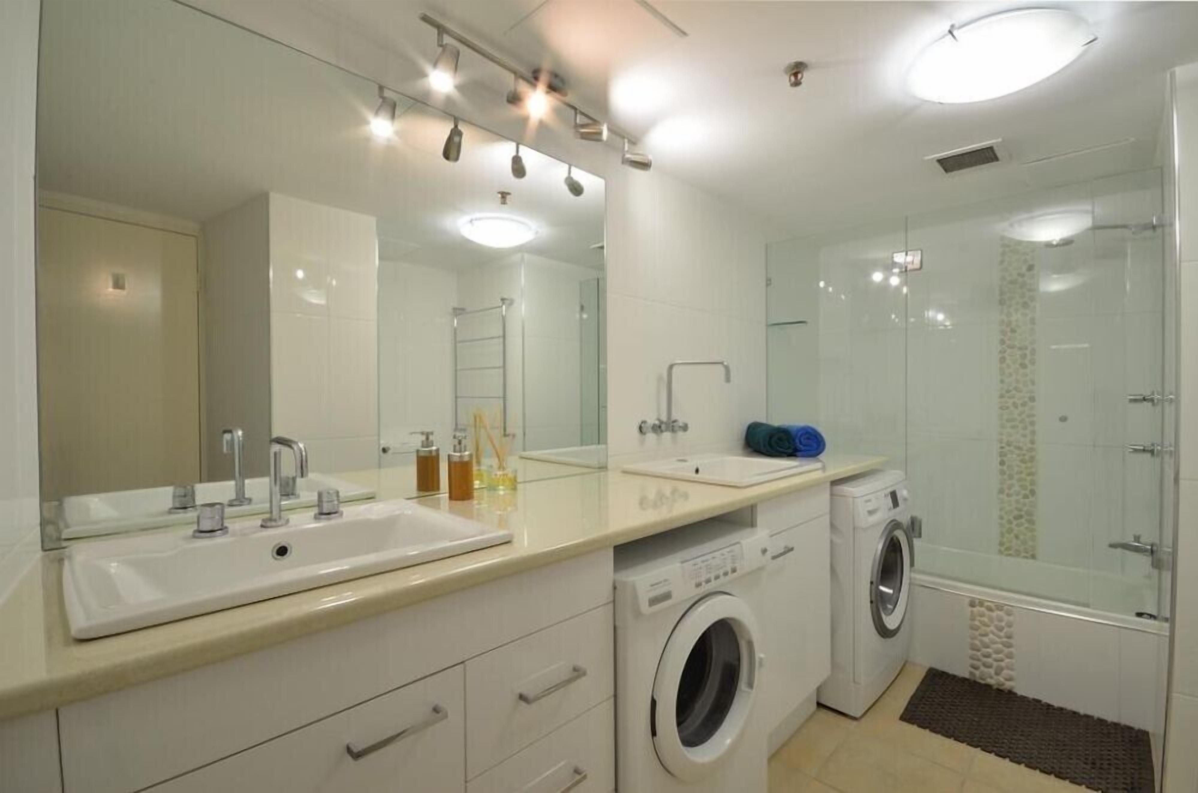 Ocean View Waterfront Apartment Gold coast — image 8