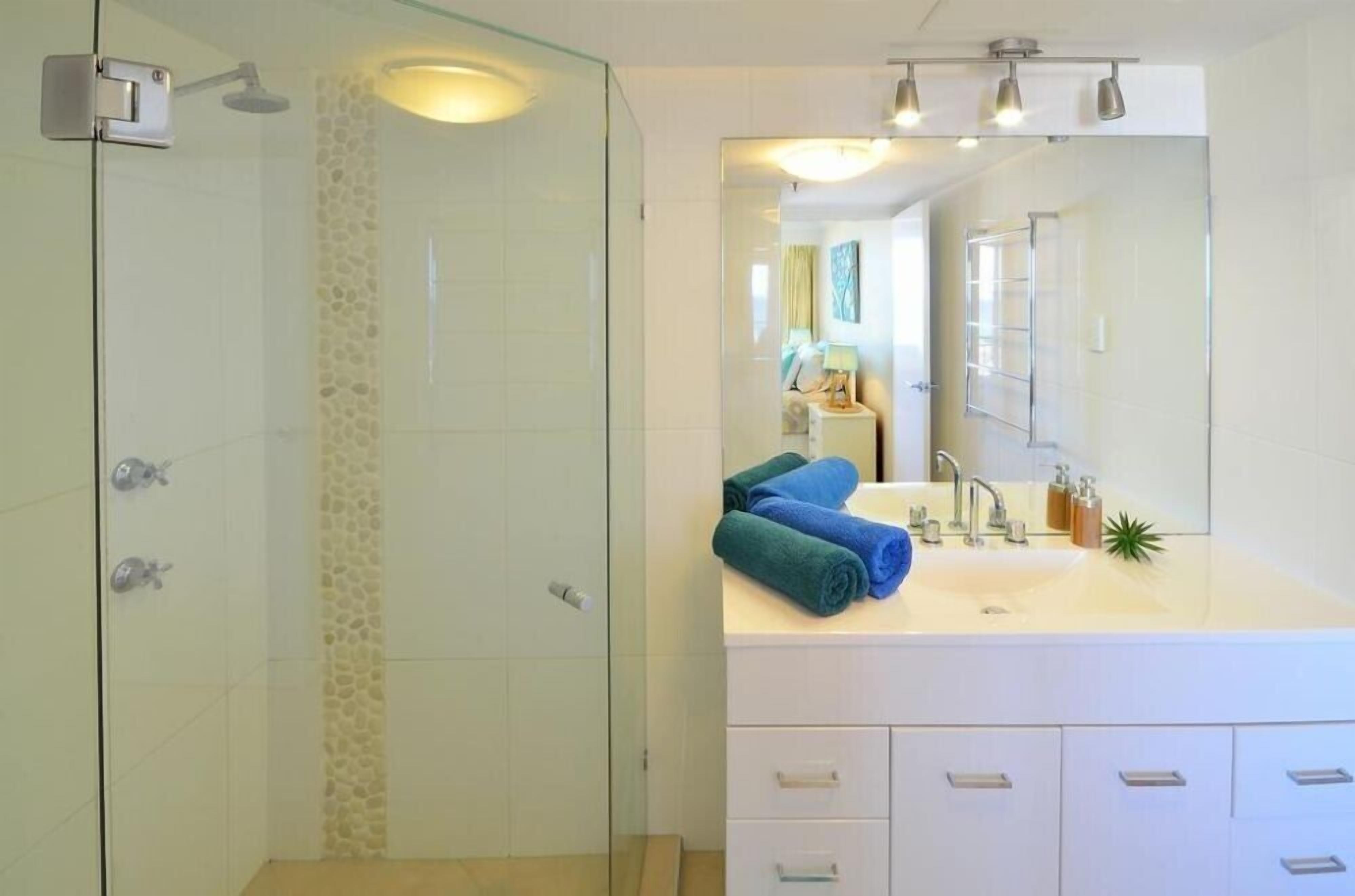 Ocean View Waterfront Apartment Gold coast — image 11