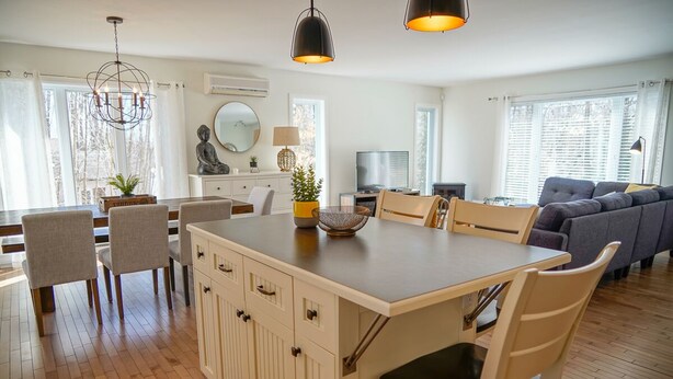 Dining - House (Magog)