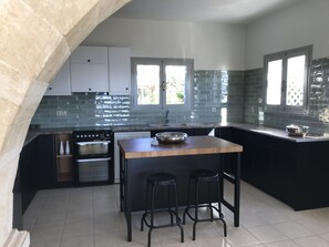 Kühlschrank, Ofen, Geschirrspüler, Wasserkocher mit Kaffee-/Teezubehör